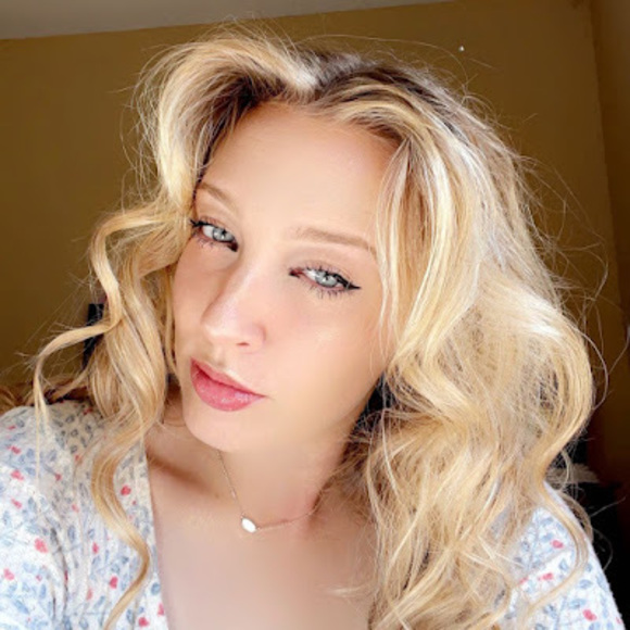 Meet your Posher, Hana - Picture 1 of 1